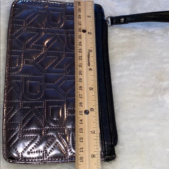 DKNY  Logo Wrislet - Picture 4 of 9